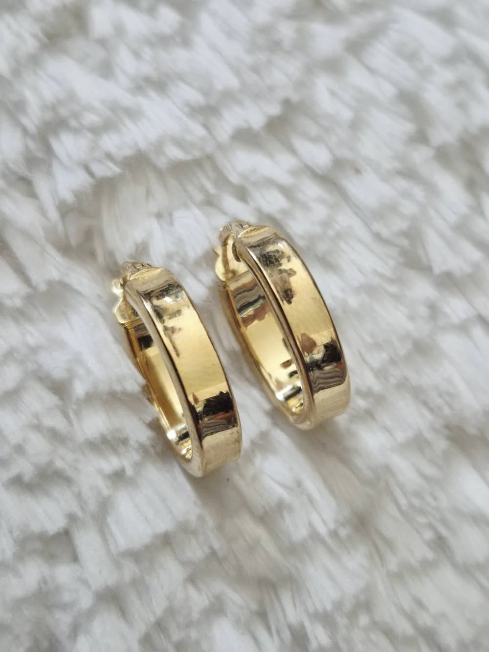 Vintage 18k Yellow Gold Oval Hoop Earrings